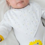 BIB'UP - Bavoir bandana - Blanc étoiles grises et jaunes